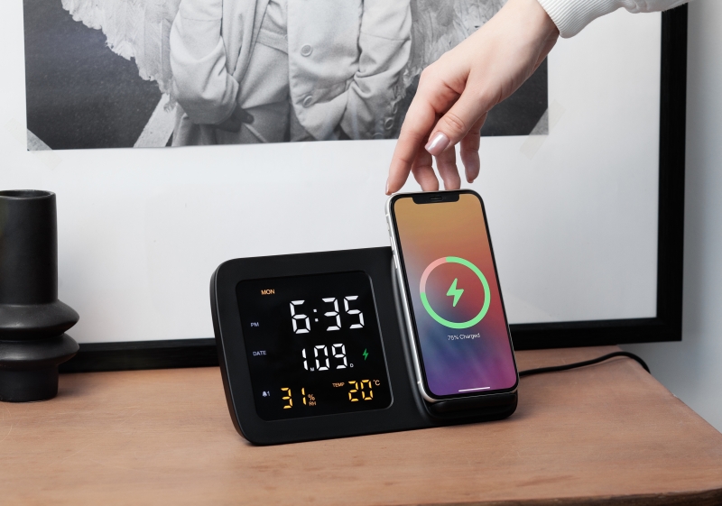 Настольные часы "Smart Screen" с беспроводным (15W) зарядным устройством, гигрометром, термометром, календарём, с подсветкой логотипа