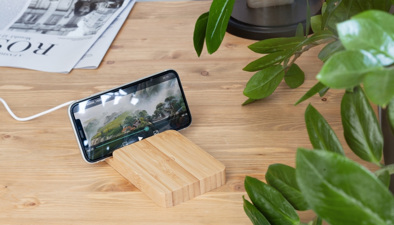 Беспроводное (10W) зарядное устройство "Bamboo Power" 5000 mAh с подставкой под смартфон, бамбук